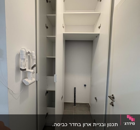 ארון שירות לבן מותאם אישית עם דלתות ציר ומקום למכונת כביסה